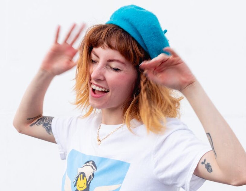 women wearing a blue hat close up photography