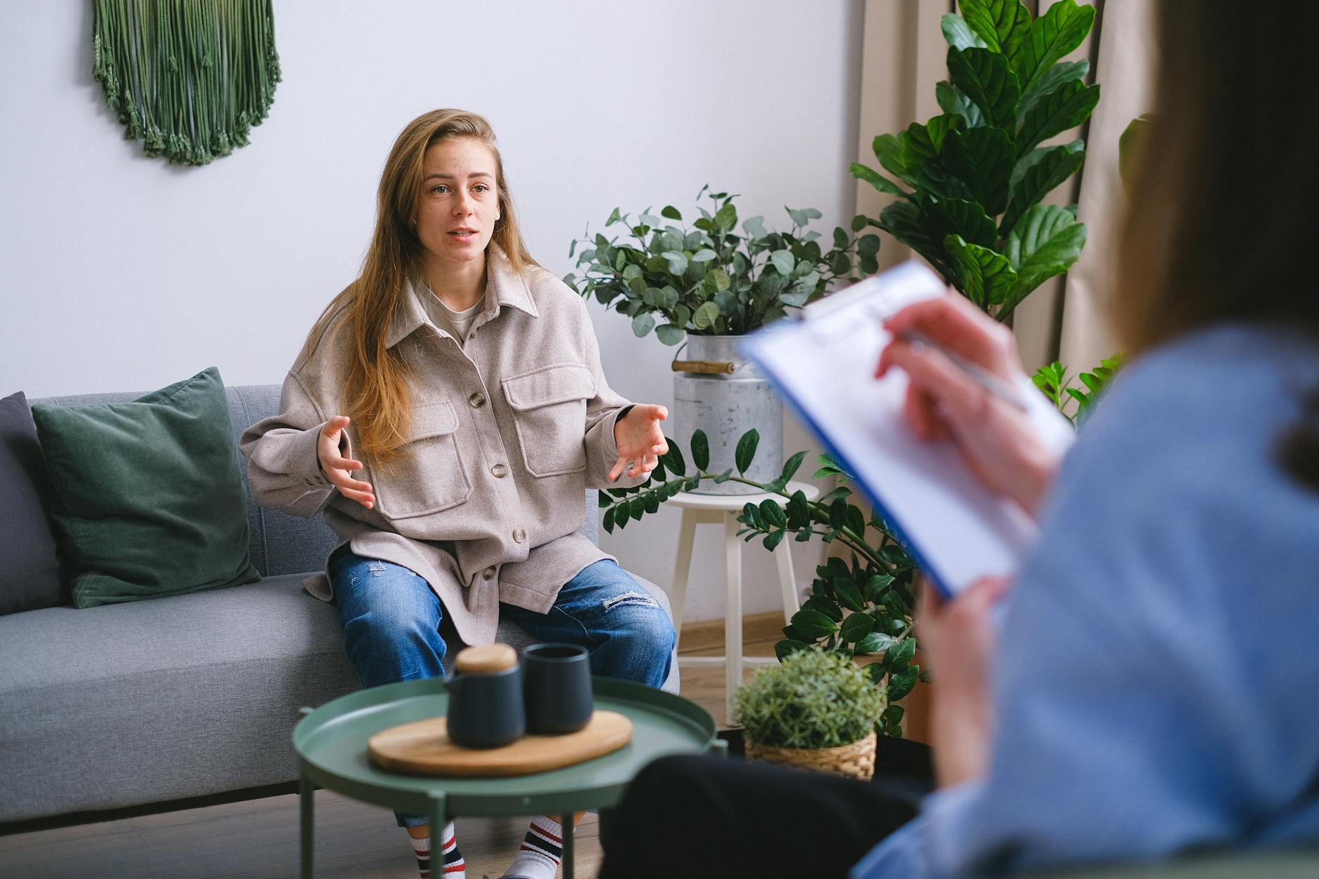 woman explaining problems to crop psychologist